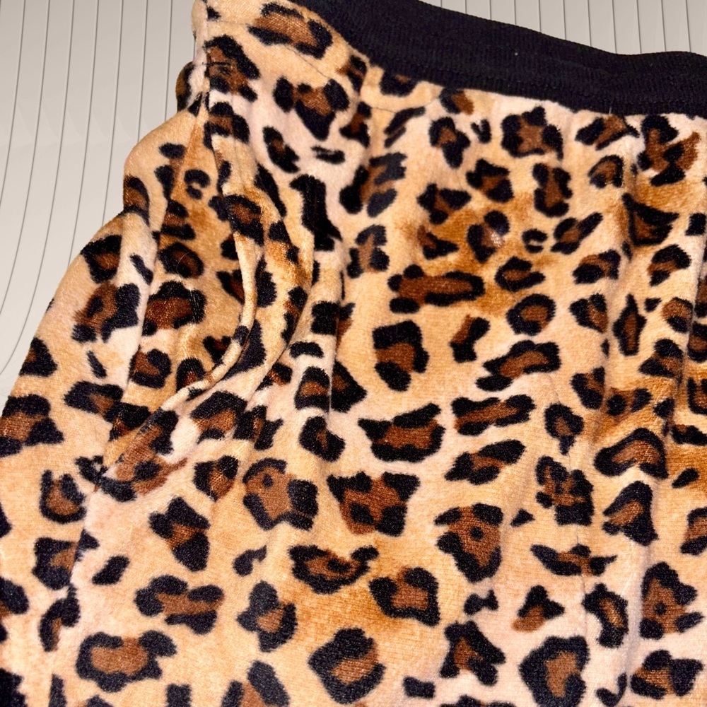 Secret Treasures Cozy Luxe Leopard Print Velour Pajama Set Sweatshirt & Joggers - Picture 7 of 10
